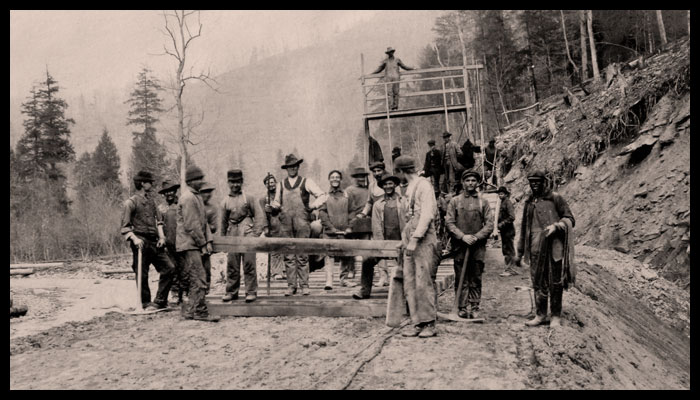 Crews laying railroad ties during construction of the Virginian Railway
